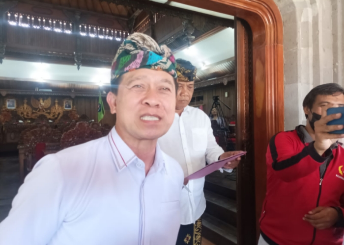 Bupati Klungkung I Nyoman Suwirta