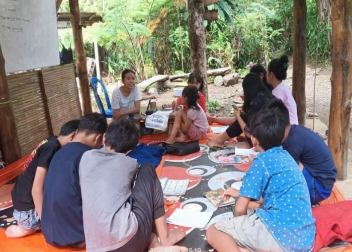 KURSUS : Aktivitas yang dilakukan oleh Komunitas Balawa di desa Pedawa. Ada kursus Bahasa Asing hingga pengelolaan sampah menjadi produk.