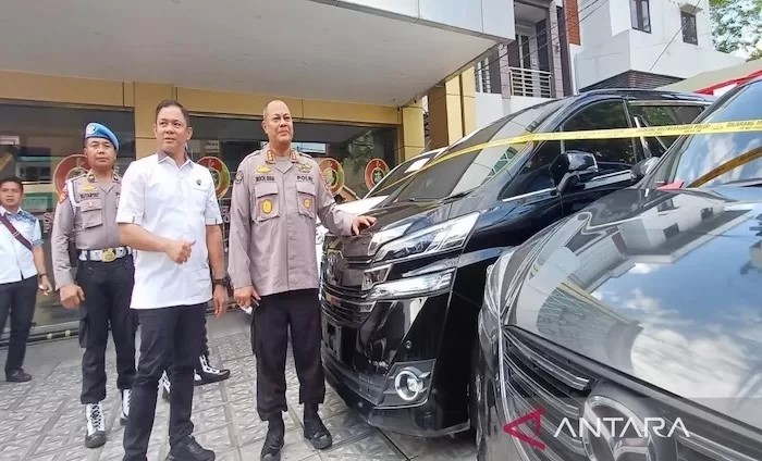 Beberapa aset mobil mewah yang disita petugas dari keluarga gembong narkoba internasional Fredy Pratama.