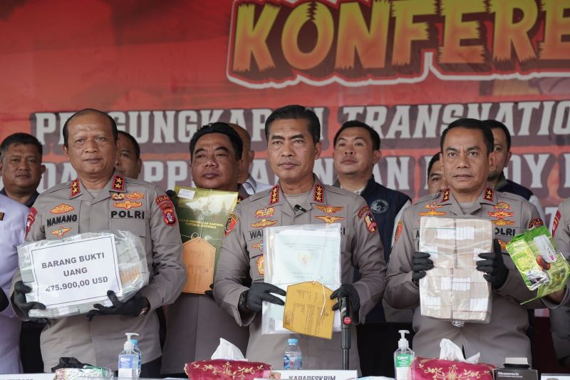 Kabareskrim Polri Komjen Pol. Wahyu Widada (tengah) didampingi Kapolda Kalteng Irjen Pol. Nanang Avianto (kiri) dan Kalsel Irjen Pol. Andi Rian (kanan) memperlihatkan BB jaringan Fredy Pratama.