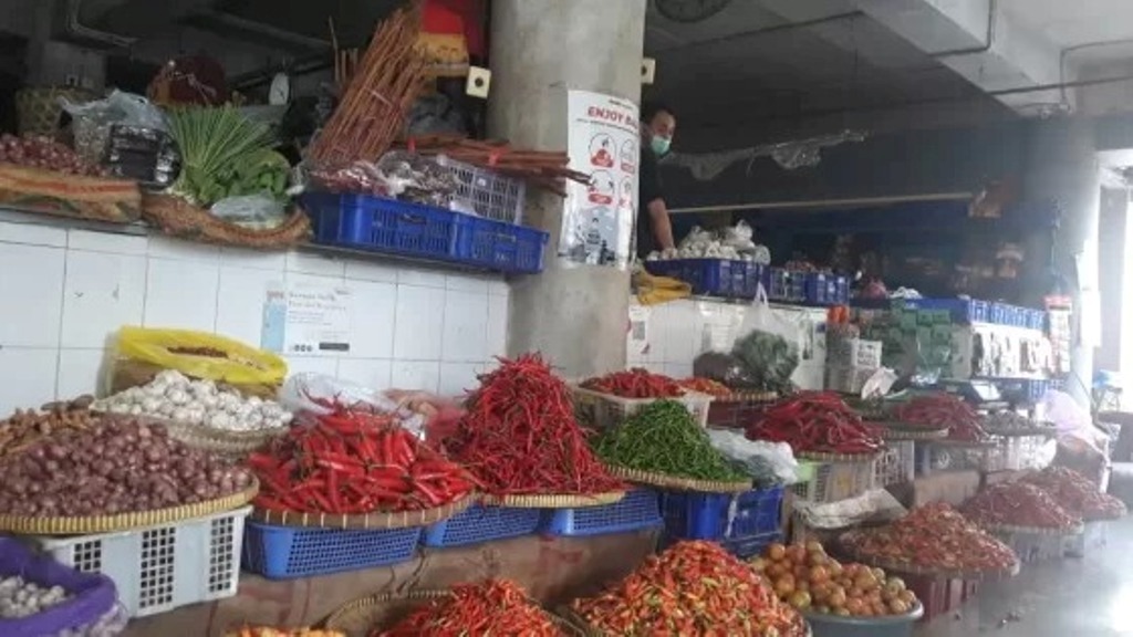TELUR: Harga bawang putih dan telur ayam ras mengalami penurunan di Pasar Badung. Berikut update harga bahan pokok dan bahan dapur selengkapnya.