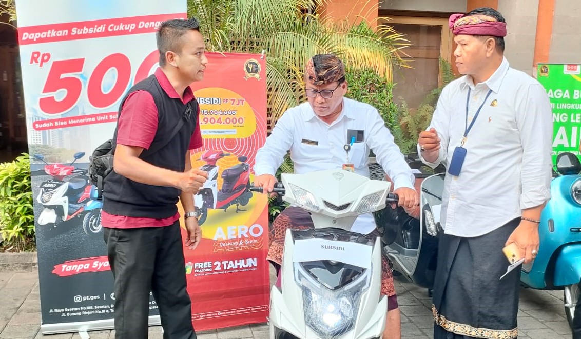 Sekda Kota Denpasar Ida Bagus Alit Wiradana saat mencoba kendaraan listrik di Kantor Walikota Denpasar, Kamis 14 September 2023.