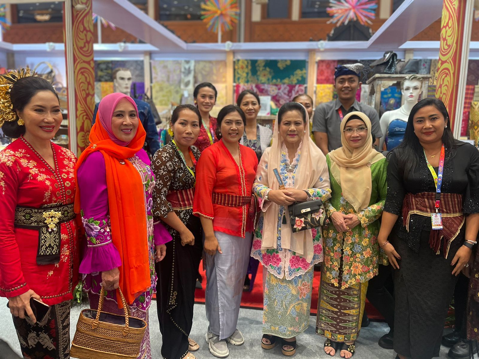 PAMERAN: Iriana Joko Widodo bersama Ibu Wury Ma