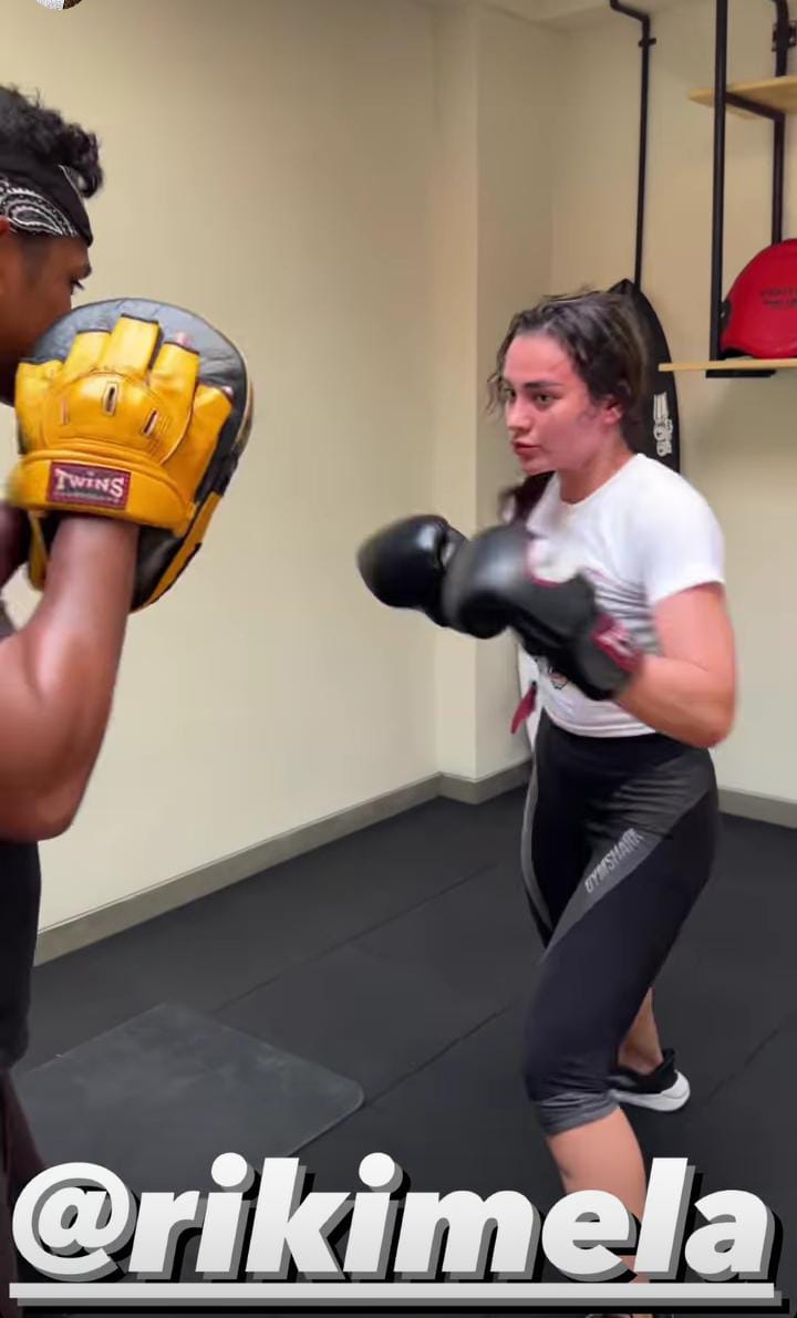 BOXING: Nora Alexandra latihan boxing. Hal ini membuat warganet ingin mencarikan lawan untuk Nora di atas ring.