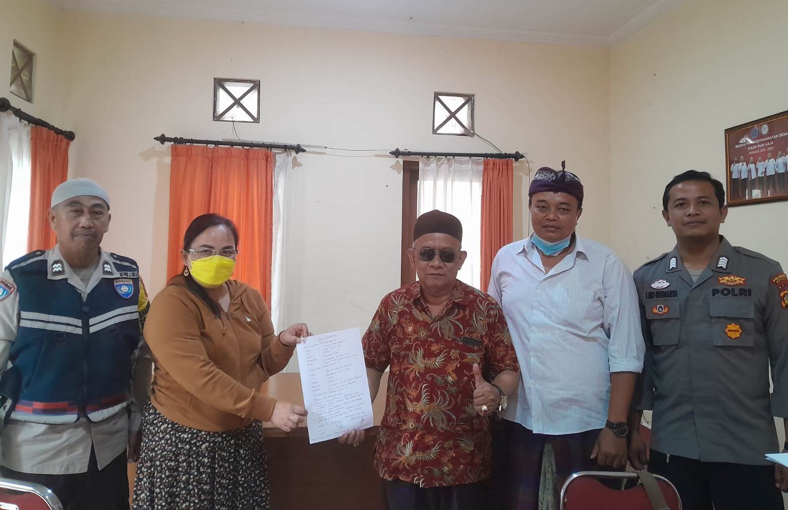 MEDIASI: Dua warga yang berseteru karena pohon mangga sepakat berdamai setelah dimediasi oleh Polisi Banjar Terunasari, Aiptu Made Rudiarta, bersama Bhabinkamtibmas Desa Dauh Puri Kaja