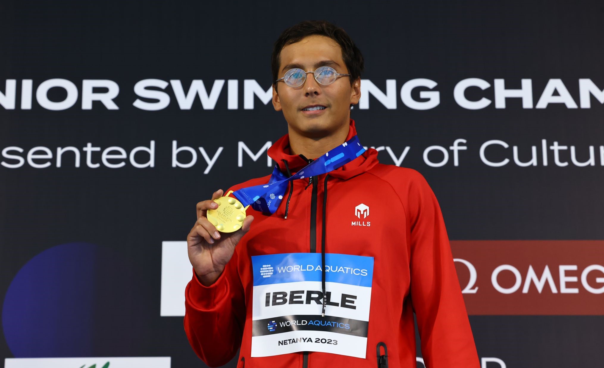 Felix Viktor Iberle saat memamerkan medali emas di Kejuaraan Renang Dunia Junior 2023 di Netanya, Israel.