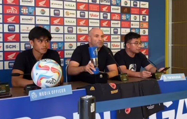 Pelatih PSM Makassar Bernardo Tavares (tengah) saat memperlihatkan trofi pelatih terbaik Liga 1 Indonesia musim lalu yang akan dilelang.