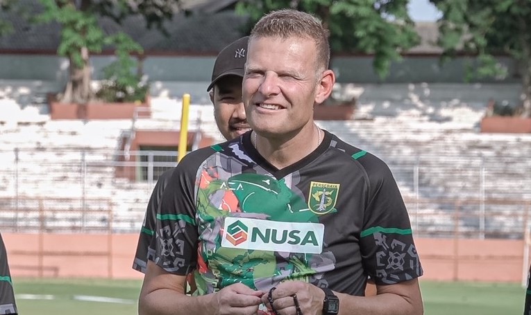 Pelatih Persebaya Josep Gombau saat mendampingi tim di latihan perdana Kamis 14 September 2023.
