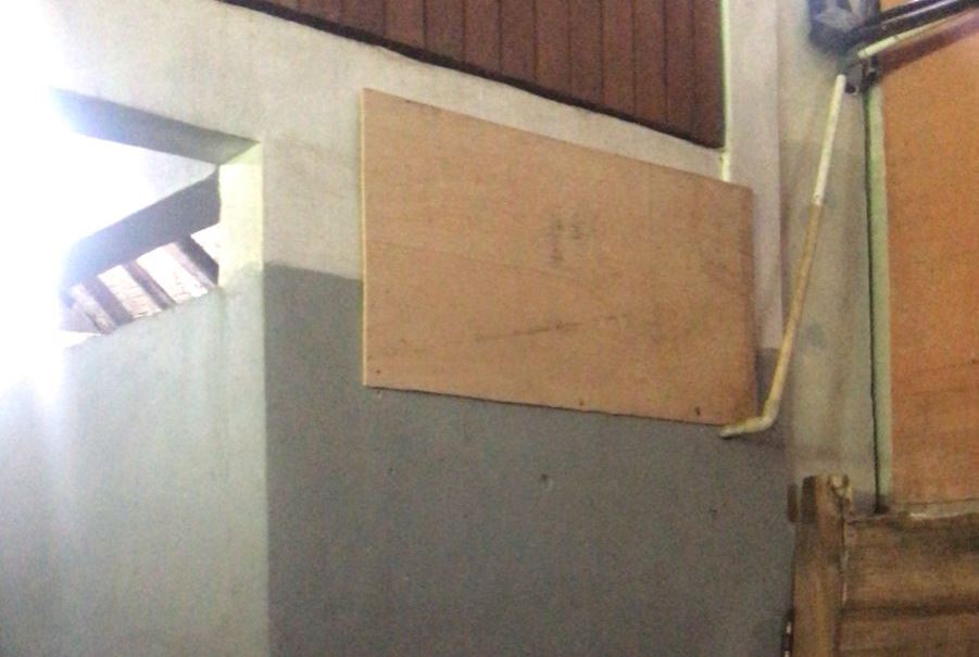 Ventilasi ruang ganti DTW Tirta Empul Tampaksiring, Gianyar Bali ditutup triplek.
