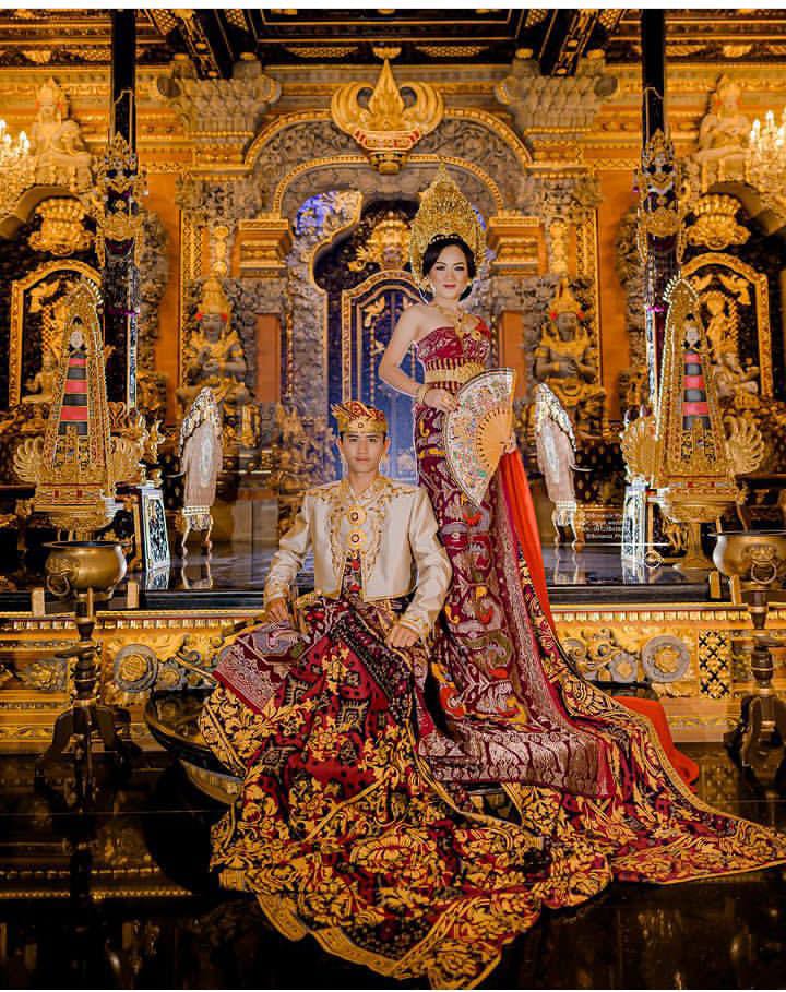 KESAN MEGAH: Puri Langon Sambahan, Ubud  sajikan kesan megah dalam prewedding.