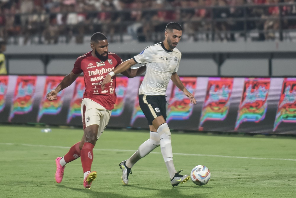 Pemain Bali United Jefferson Assis (kiri) saat membayangi pemain RANS Nusantara di Stadion Kapten I Wayan Dipta Gianyar.