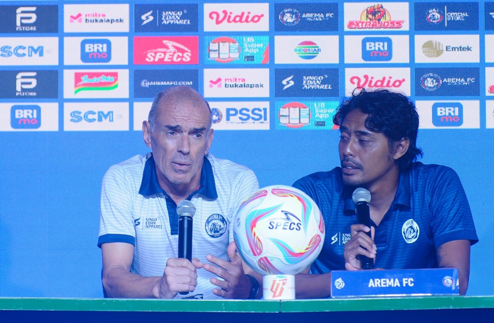 KEMENANGAN: Pelatih Arema FC, Fernando Valente (kiri) incar hattrick kemenangan atas Persita yang diasuh Divaldo Alves di Stadion Kapten I Wayan Dipta, Gianyar.