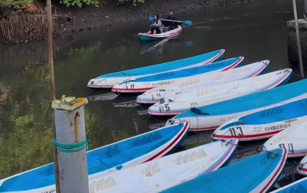 WISATA MURAH: Tak perlu mahal berwisata di Bali. Wisata naik kano di KUB Simbar Segara, Pemogan, Denpasar  ternyata murah meriah.