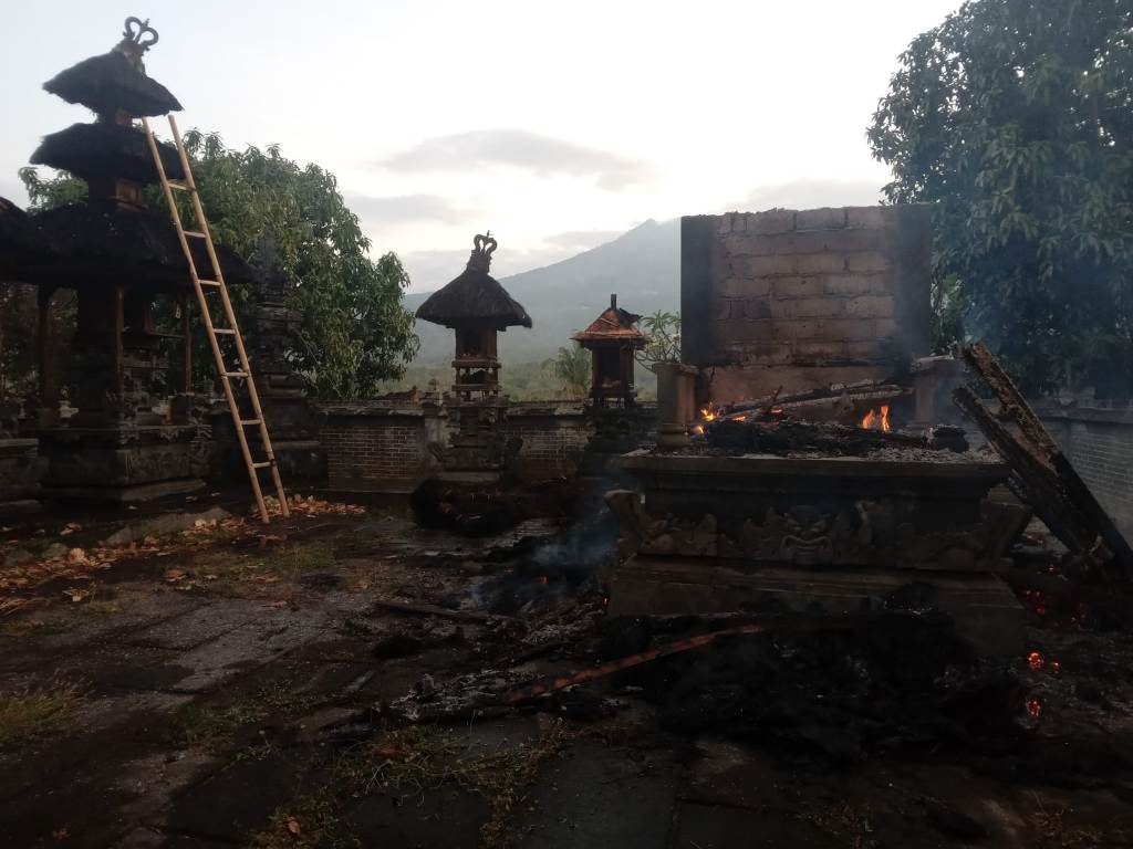 Kondisi Tiga Palinggih yang ada di Pura Dadia Pasek Gelgel yang terletak di Banjar Dinas Cutcut, Desa Ban, Kecamatan Kubu, Kabupaten Karangasem hangus terbakar pada Minggu (17/9)