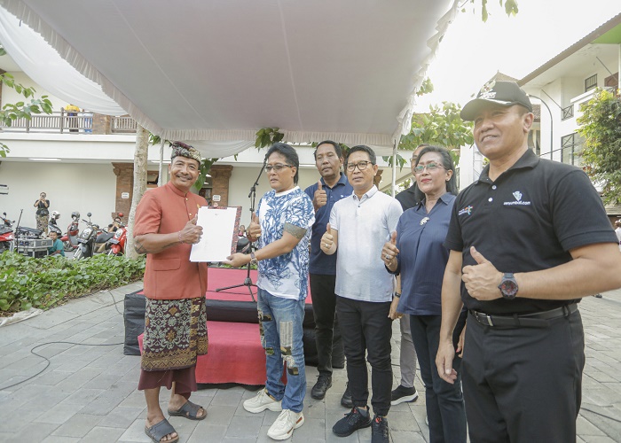 PENYERAHAN: Bupati Badung I Nyoman Giri Prasta menyerahkan pengelolaan Pasar Seni Kuta ke Desa Adat Kuta sekaligus menandatangani Prasasti Penataan Pantai Samigita, Sabtu (16/9).