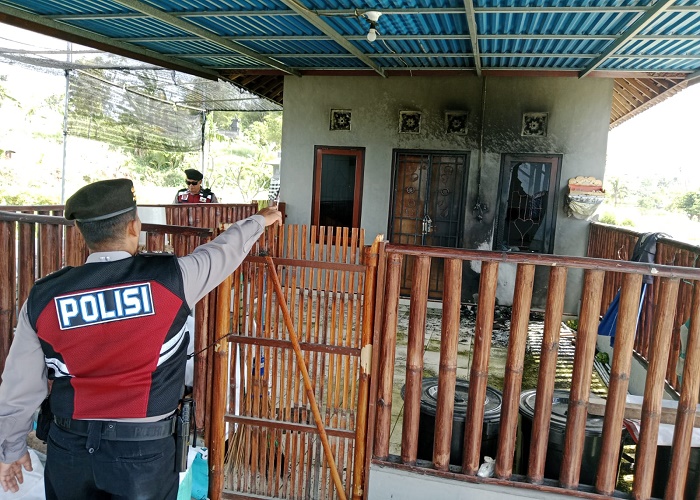 TERBAKAR : Polisi saat melakukan olah TKP di pondok yang terbakar, Minggu (17/9).