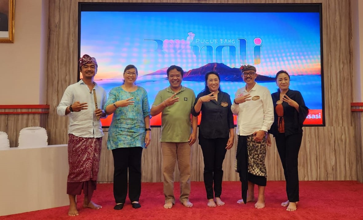 Promotor eco enzyme internasional dr Joean Oon (dua dari kiri) menjadi narasumber workshop eco enzyme selamatkan bumi yang digelar Pemkab Bangli, Sabtu 16 September 2023.