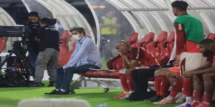 Pelatih Bali United, Stefano Teco Cugurra tampak lesu setelah timnya dikalahkan Rans Nusantara Jumat malam di Stadion I Wayan Dipta.