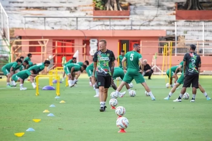 Josep Gombau (tengah) melakukan pengamatan saat memimpin latihan Persebaya Surabaya.