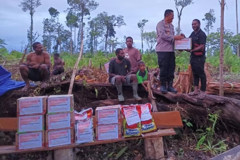 Kapolres Yahukimo AKBP Heru Hidayanto memberikan bantuan pada warga yang mengungsi karena takut dampak paska kontak tembak KKB dengan aparat keamanan.