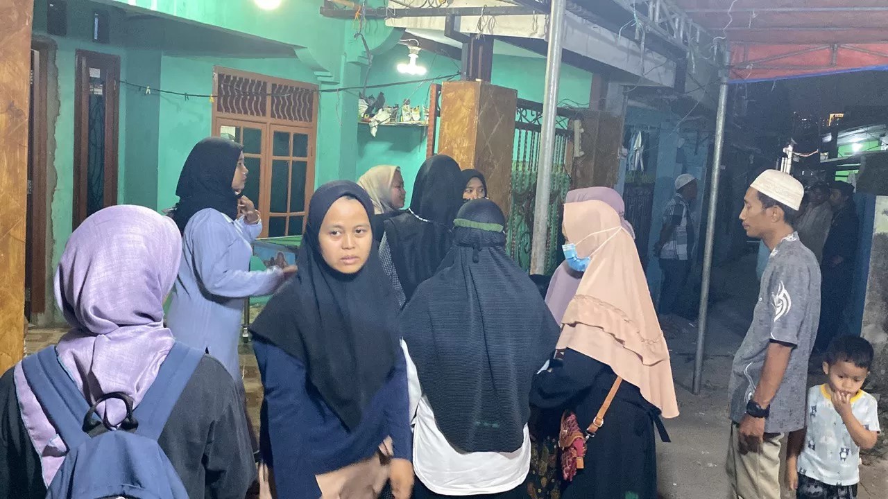 Suasana rumah duka salah seorang karyawan PT Bakrie Pipe Industries di Karawang.