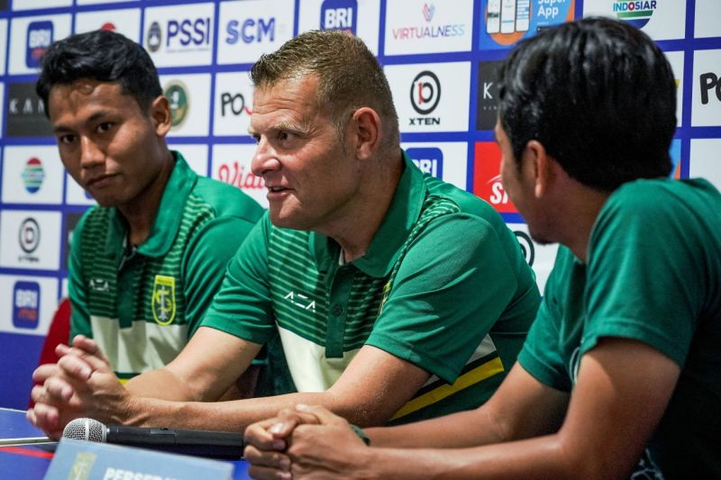 Pelatih Persebaya Josep Gombau (kedua kanan) ditemani Kadek Raditya (kiri) saat konferensi pers jelang pertandingan melawan Madura United di Stadion Bangkalan, Sabtu (16/9/2023).
