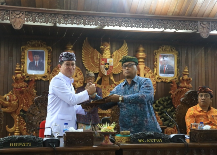 PANDANGAN UMUM : Suasana rapat paripurna di gedung DPRD Klungkung, Senin (18/9).