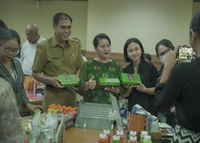 KURASI : Pelaksanaan kurasi produk UMKM Badung yang akan mengikuti Badung UMKM Week 2023, di Ruang Rapat Kriya Gosana, Kantor Bupati Badung, Senin (18/9).
