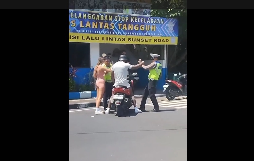seorang bule yang sedang ada di Bali mendorong polisi saat ditegur karena rekannya tak pakai helm