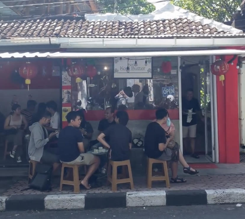 KOTA: Kedai kopi ini terletak di pusat kota, dekat Kantor Wali Kota Denpasar, tepatnya di Jalan Kresna No.3, Denpasar.