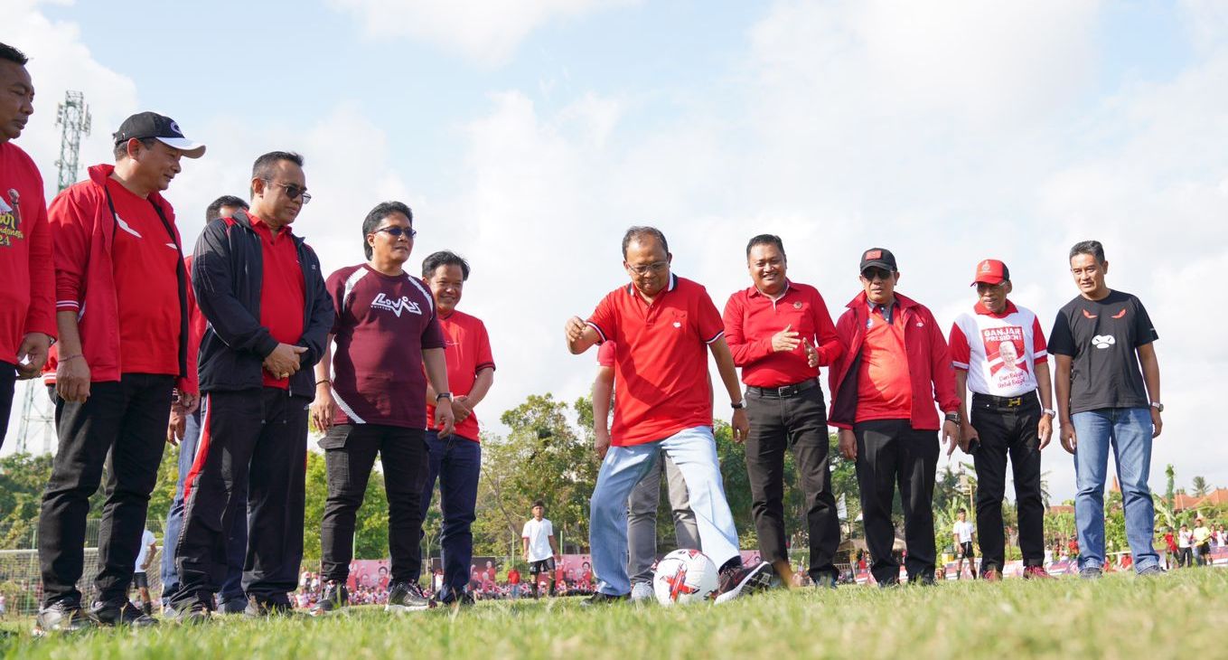 Ketua DPD PDIP Bali, I Wayan Koster, menghadiri Liga Kampung PDIP yang berlangsung di Lapangan Wenara Mandala Padangtegal, Ubud, Gianyar Bali, Senin (18/9)