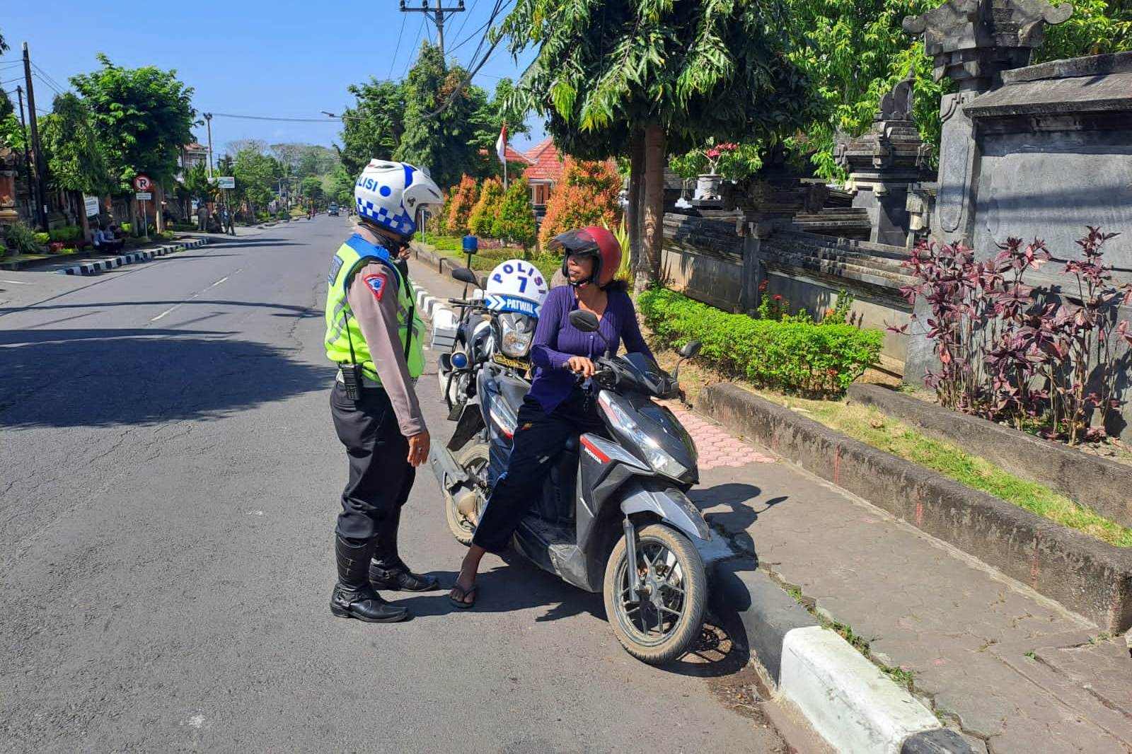 TINDAKAN: Personil Polres Karangasem melakukan tindakan terhadap pelanggar saat Operasi Zebra Agung.
