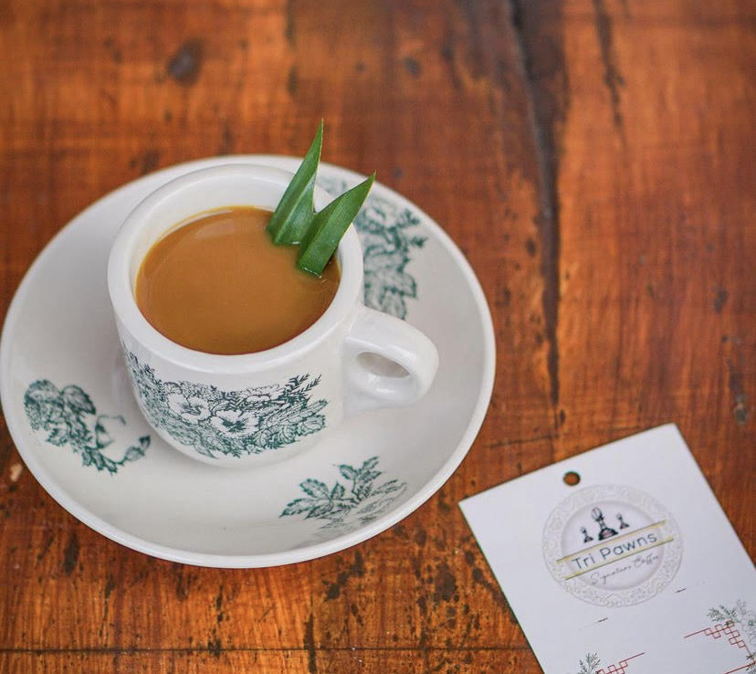 PEMANDANGAN: Kopi tiam yang beralamat di Jalan WR Supratman No.137 Sumerta, Denpasar Timur, Denpasar ini menyuguhkan pemandangan sungai yang meneduhkan.