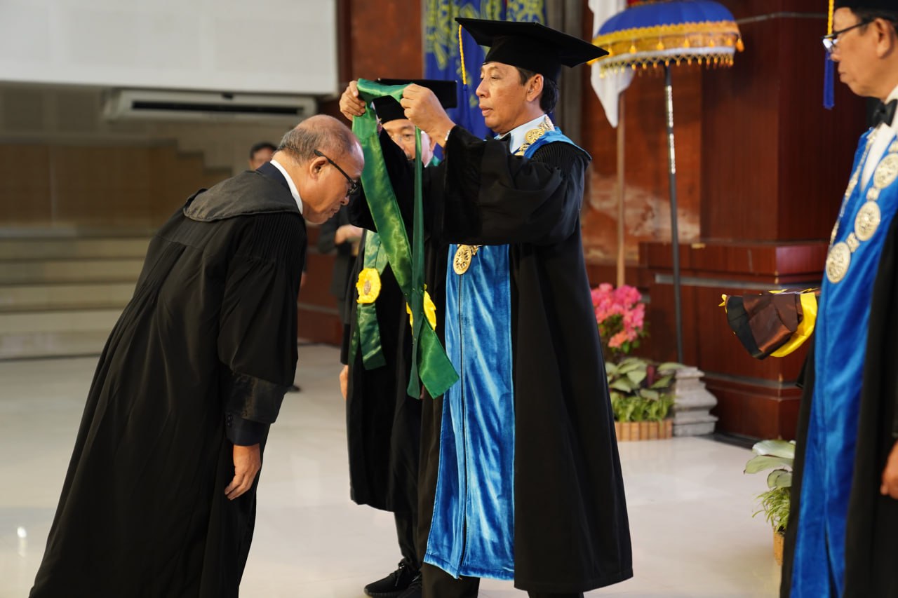 GURU BESAR: Rektor Unud kukuhkan 18 guru besar tetap di Gedung Auditorium Widya Sabha, Kampus Unud Bukit Jimbaran, Sabtu (16/9/23).