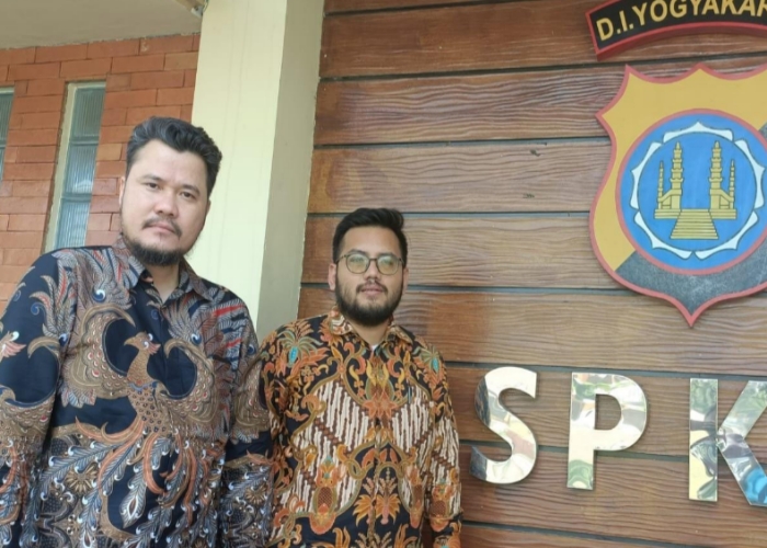 Lapor: Derry Firmansah, S.H. (kiri) dan Souki Aditya Pratama Kesdu, S.H. saat membuat laporan di Polda DIY, terkait kekerasan seksual yang diduga dialami siswi.