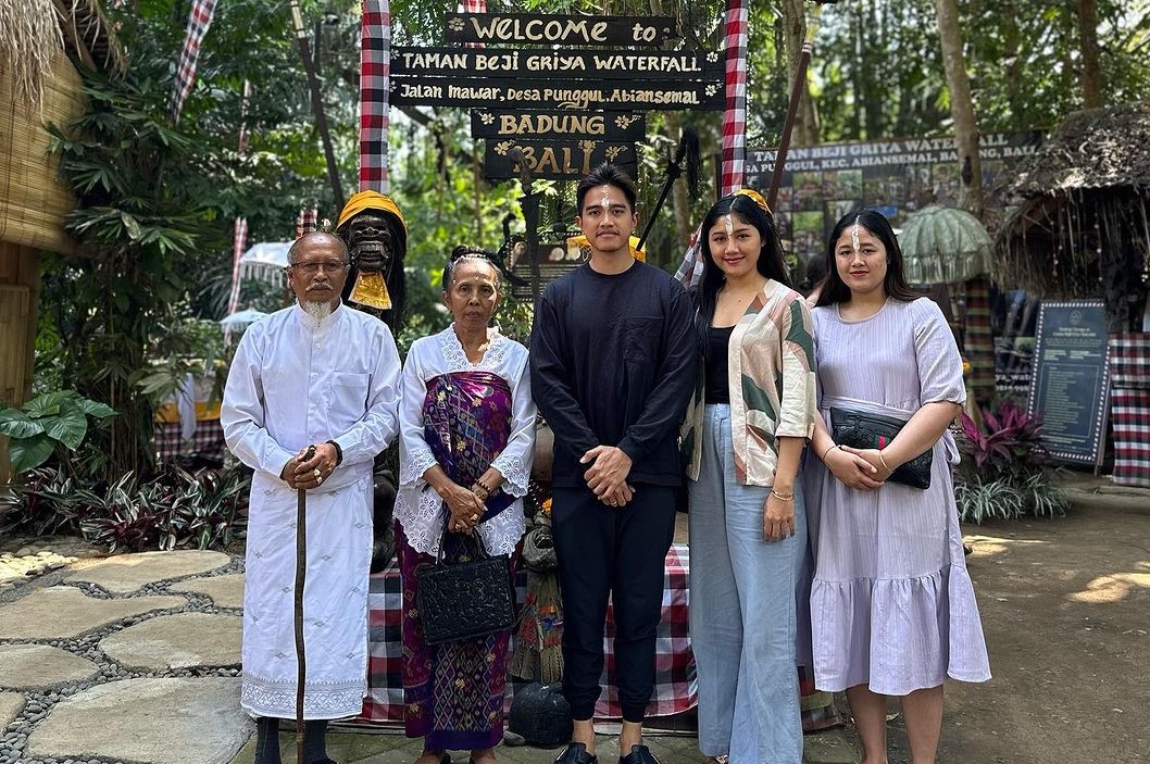 Kaesang Pangarep (tengah) bersama istrinya Erina Gudono saat berfoto di Taman Beji Griya Waterfall, di Desa Punggul, Kecamatan Abiansemal, Kabupaten Badung, Bali.