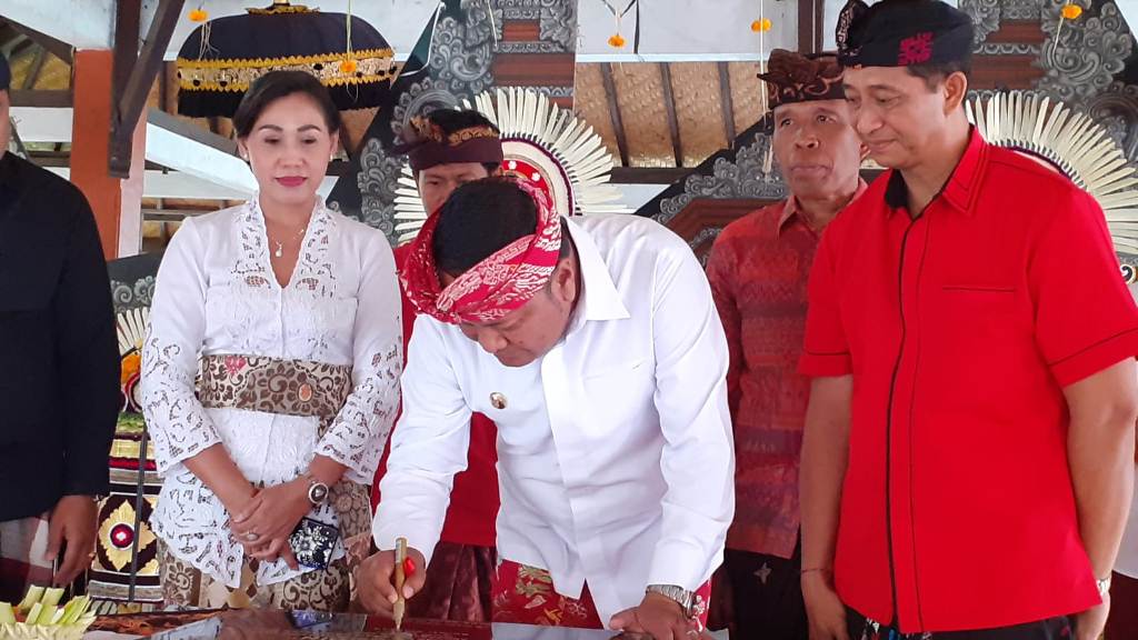 PERESMIAN: Bupati Mahayastra didampingi Ketua TP PKK Kabupaten Gianyar Ida Ayu Surya Adnyani Mahayastra menyerahkan bantuan satu unit truk sampah sekaligus meresmikan Kesling dan TPS3R Desa Sukawati,