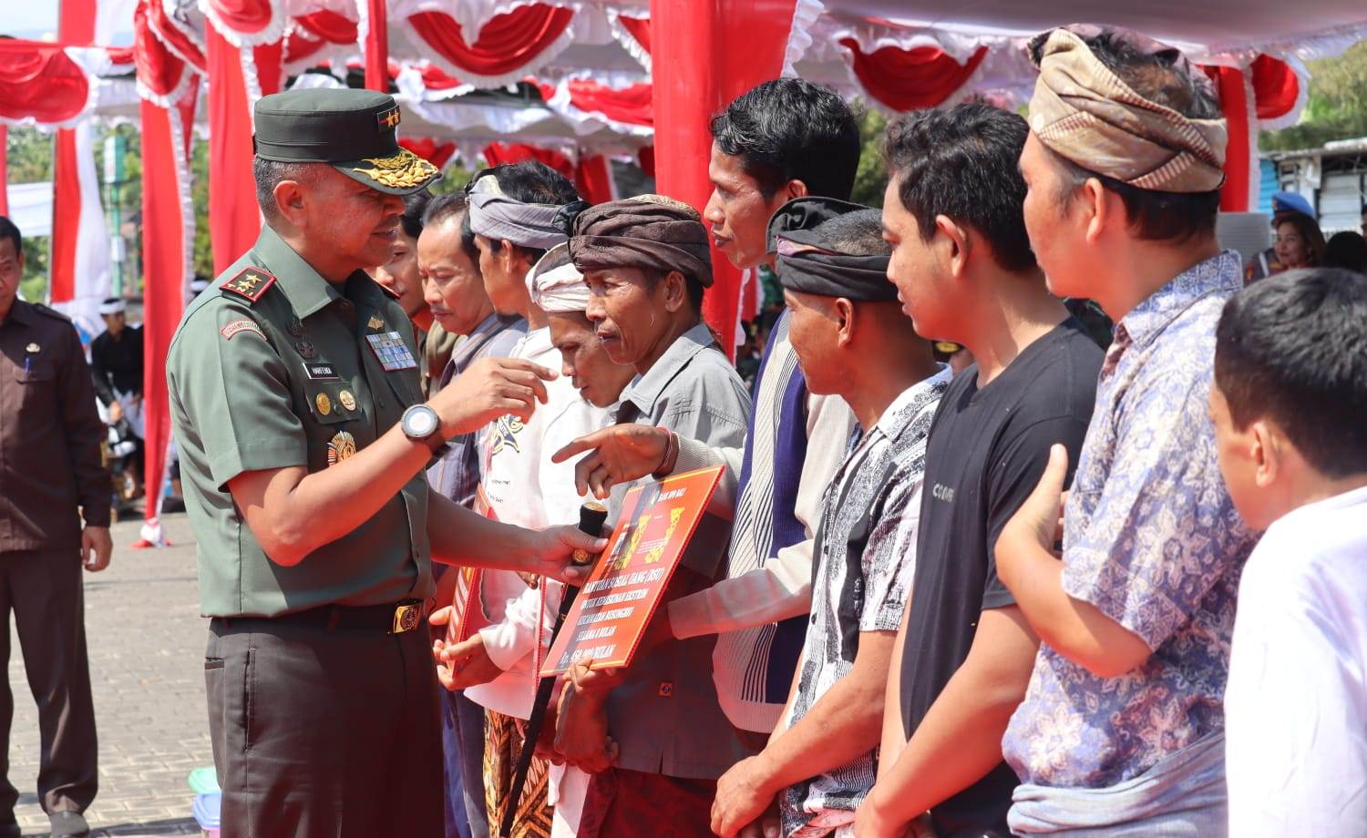 Panglima Kodam (Pangdam) IX Udayana Mayjen TNI Harfendi saat menyerahkan bantuan RTLH  secara simbolis kepada penerima pada Selasa (19/9) melalui Apel Karya Bhakti di Lapangan Umum Kecamatan Seririt.