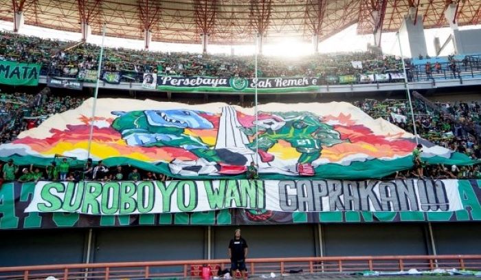 Pendukung Persebaya di Stadion Gelora Bung Tomo, Surabaya, Jawa Timur.