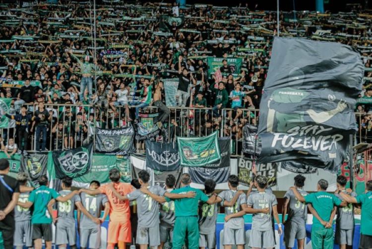 Pendukung Persebaya memadati Stadion Gelora Bung Tomo, Surabaya, Jawa Timur.