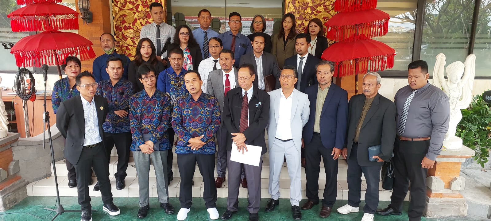 Rombongan Peradi SAI Denpasar mendatangi Polresta Denpasar untuk mengawal kasus penutupan Kantor LABHI Bali yang dilaporkan oleh Made "Ariel" Suardana.