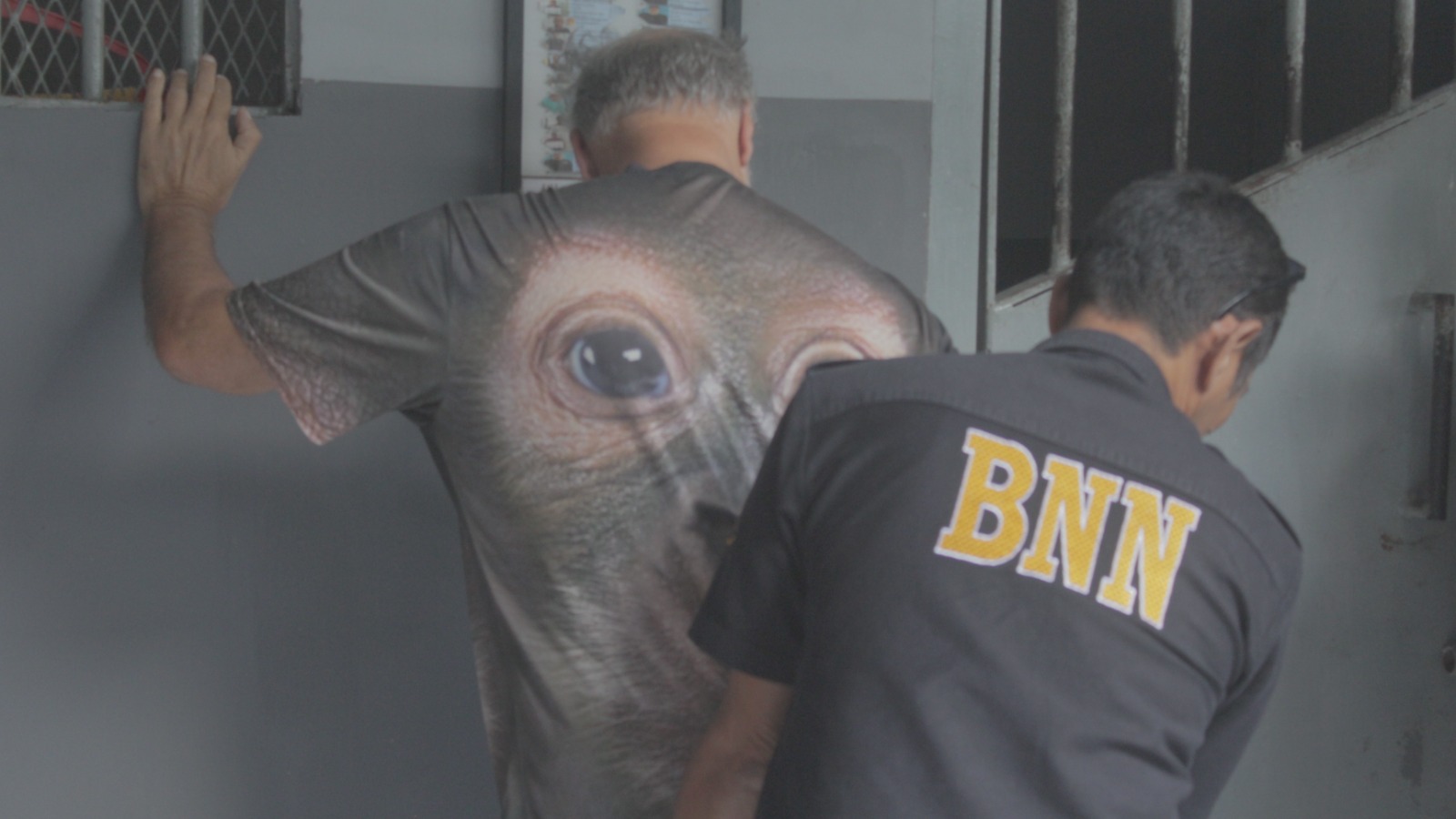 Petugas BNNK menggeledah salah satu warga binaan Lapastik Bangli, Selasa 19 September 2023.