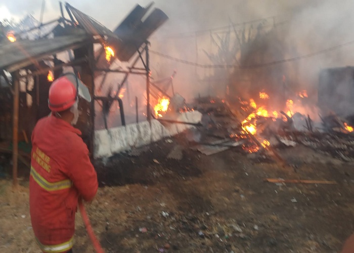 Kebakaran yang melanda empat rumah semi permanen di Desa Tangkas.