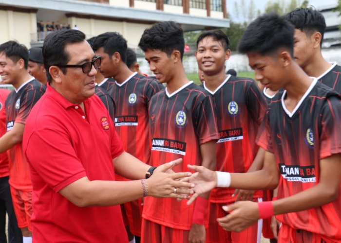 Ketua DPC PDIP Tabanan saat memberi support pemain sepak bola Liga Kampung perwakilan Tabanan.