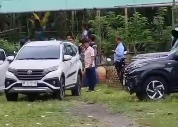 ANGKUT: Tangkapan layar video diduga polisi mengangkut ayam yang dipakai dalam acara tabuh rah atau tajen di Petang.