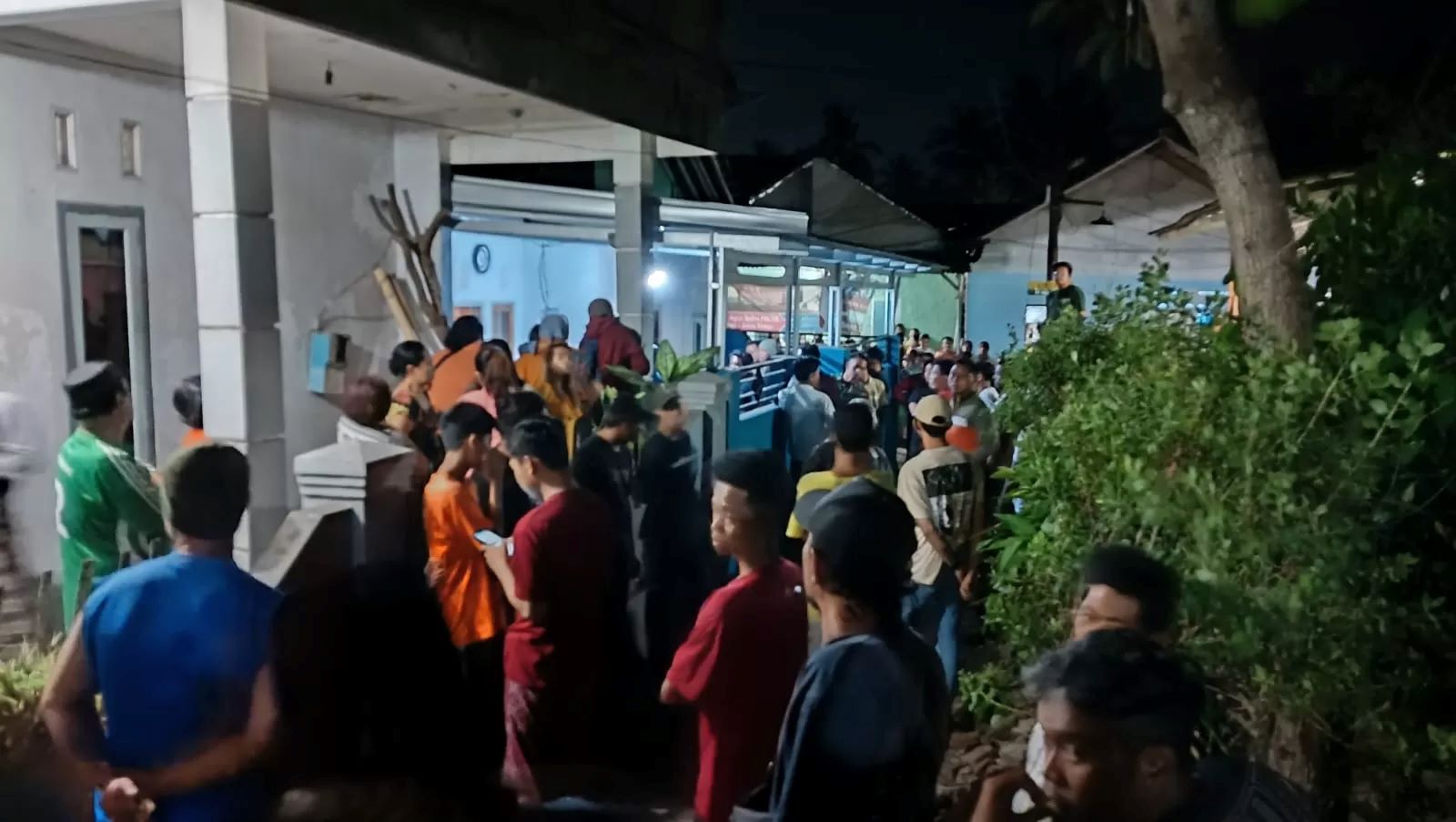 Warga memadati rumah terduga pelaku pencabulan di Jember, Jawa Timur.