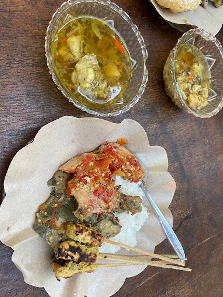DICOBA: Sop ikan, sate lilit dan pepes ikan marlin buatan  Bu Ribu dengan rempah-rempah yang kuat dan enak patut dicoba.