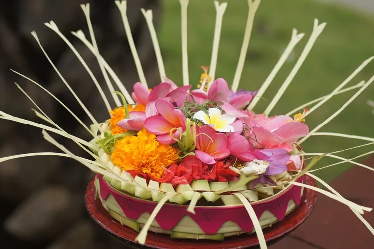 CANANG SARI: Canang sari merupakan salah satu sarana upacara dalam Hindu di Bali. Canang Sari sarat akan makna