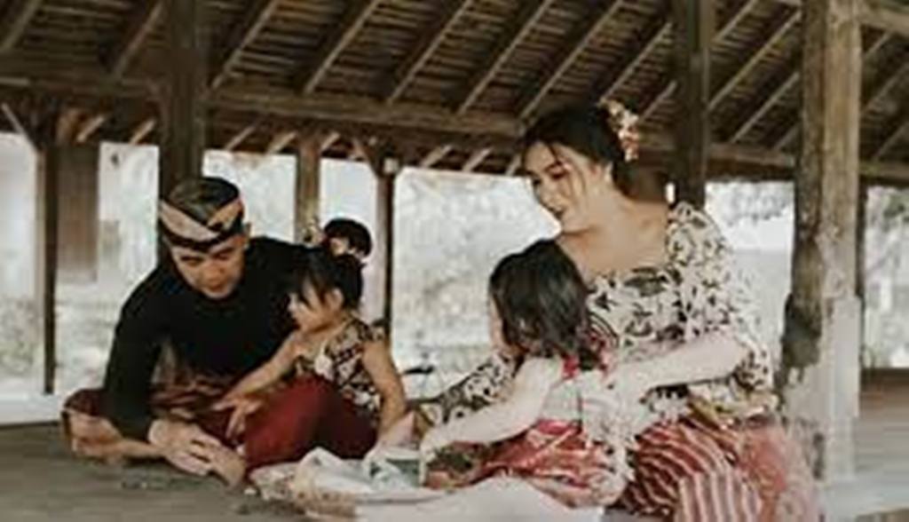 RILIS: Rilis single terbaru hasil kolaborasi dengan sejumlah musisi ternama, Tika Pagraky diapresiasi warganet.