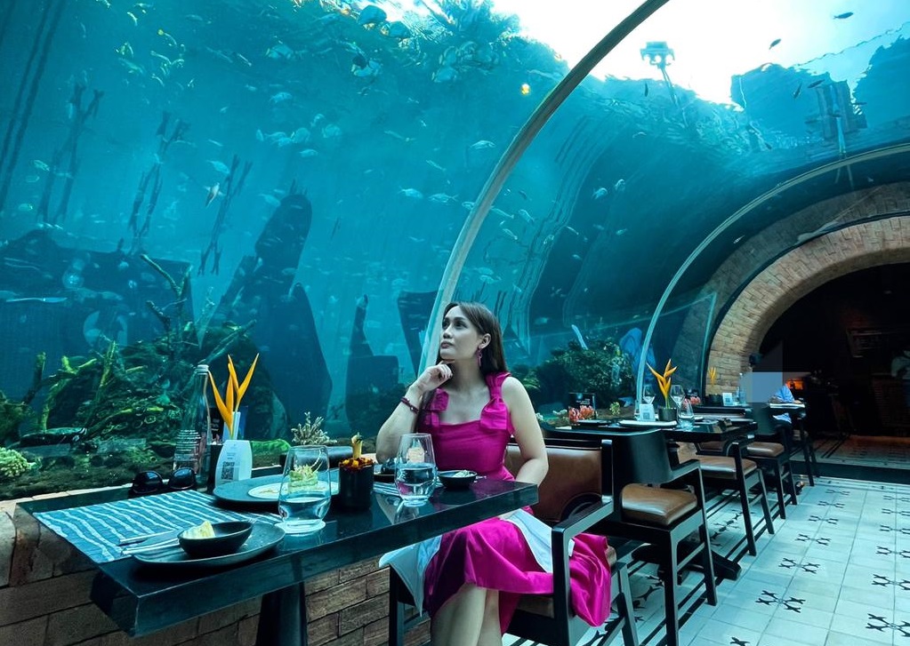 KORAL RESTAURANT : Koral Restaurant ini berlokasi di dalam kompleks The Apurva Kempinski Bali.